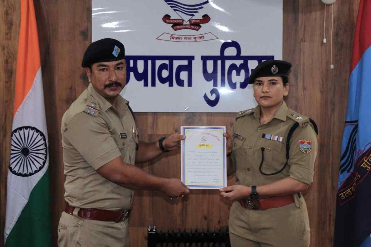 चंपावत:पुलिस कप्तान ने ली अपराध समीक्षा बैठक उत्कृष्ट कार्य के लिए पुलिस अधिकारी हुए सम्मानित