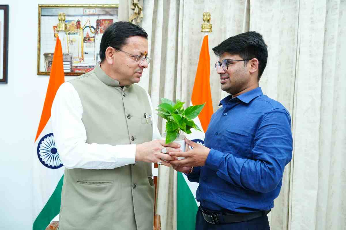 दून:फ्लाइंग कार बनाने वाले रवि टमटा से मिले सीएम धामी, स्टार्टअप को सरकारी मदद के निर्देश 
