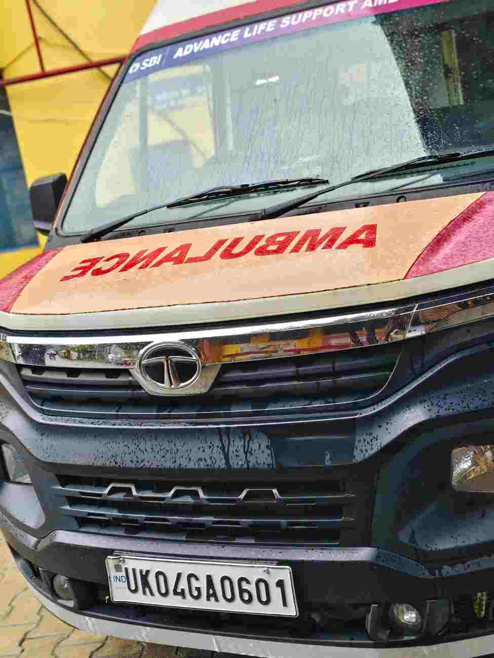 लोहाघाट की 108 खराब दुर्घटना के घायल को चंपावत पहुंचाने के लिए पंचेश्वर से आई 108।