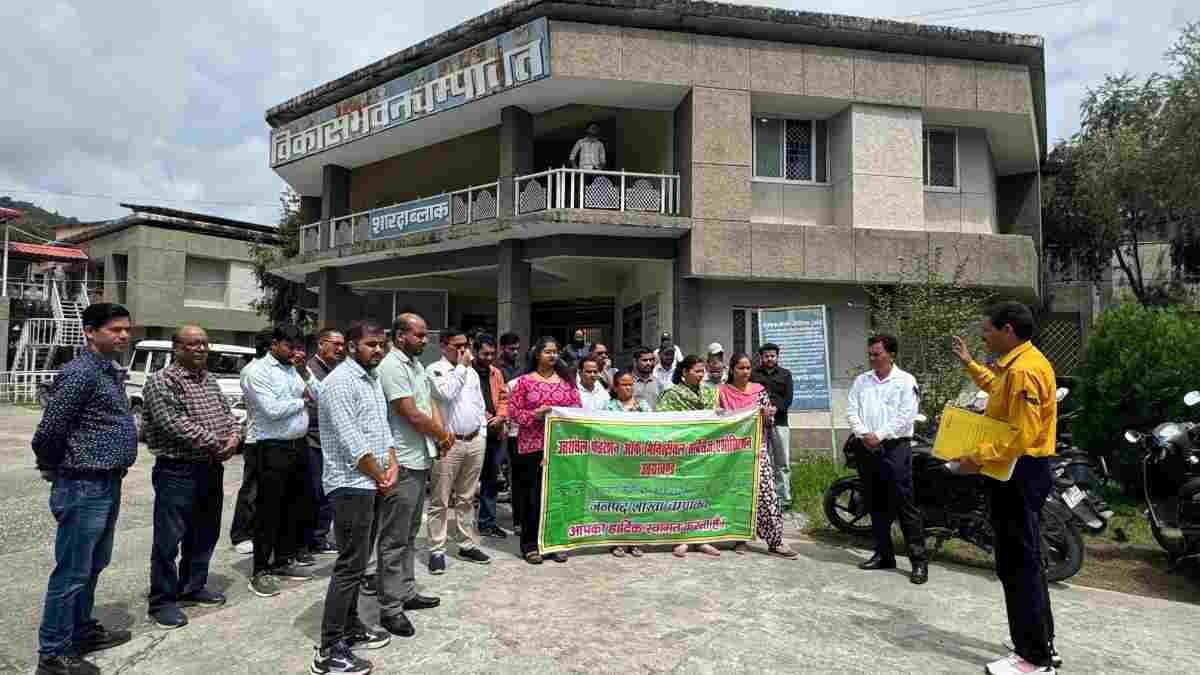 चंपावत:मिनिस्ट्रियल कार्मिकों की विकास भवन में  जोरदार नारेबाजी  सरकार के खिलाफ नाराजगी की व्यक्त