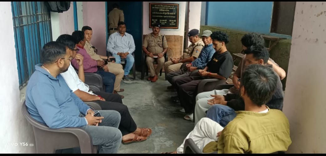 लोहाघाट:खेतीखान में पुलिस ने सुनीं जनसमस्याएं  सुरक्षा को लेकर किया जागरूक