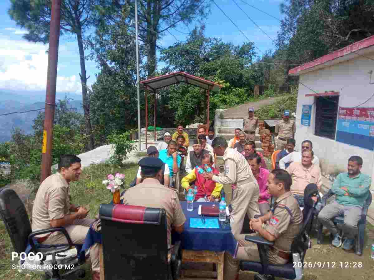 बाराकोट में थानाध्यक्ष ने सुनी जन समस्याएं। साइबर क्राइम के प्रति किया जागरूक