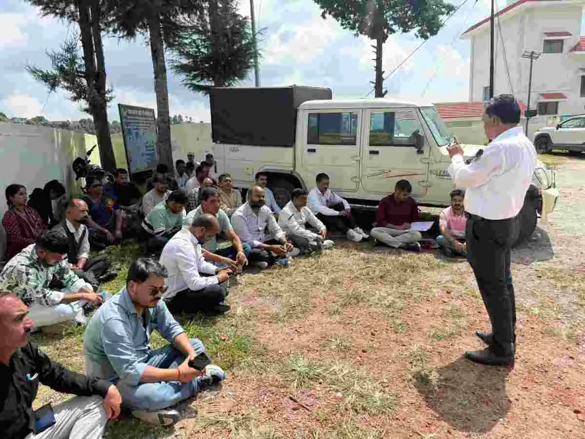 चंपावत:मिनिस्ट्रीयल कार्मिकों ने पाटी एसडीएम कार्यालय में भरी हुंकार, कहा 12 सूत्रीय मांगें पूरी न होने तक नहीं लेंगे विराम।