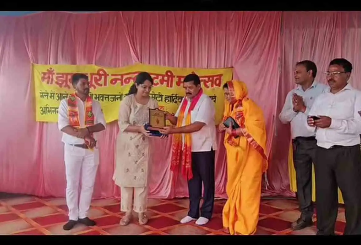 लोहाघाट:बाल रोग विशेषज्ञ डॉक्टर उदिता पाटनी को झूमाधुरी नंदाष्टमी महोत्सव में किया गया सम्मानित।