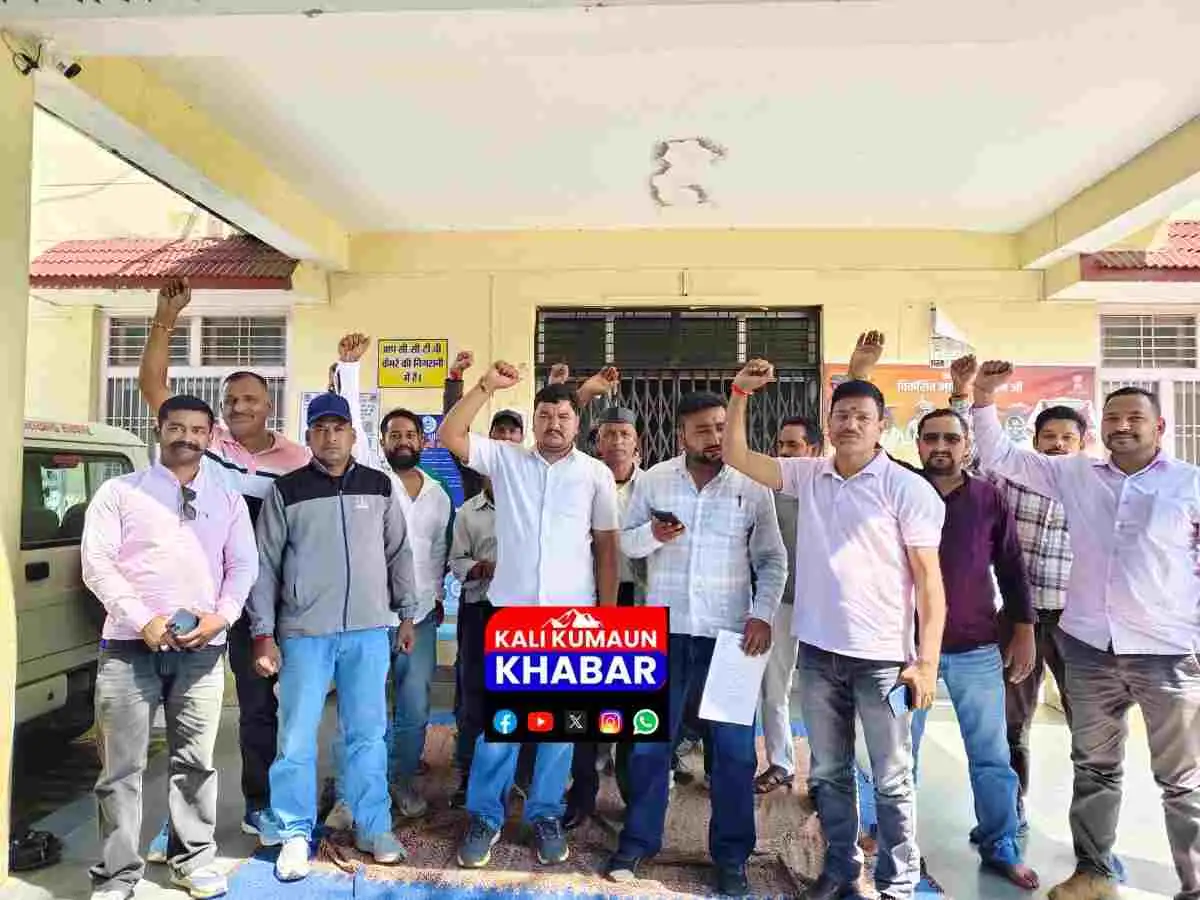 लोहाघाट: मांगों को लेकर ग्राम प्रधानो का धरना ब्लॉक कार्यालय में की तालाबंदी।