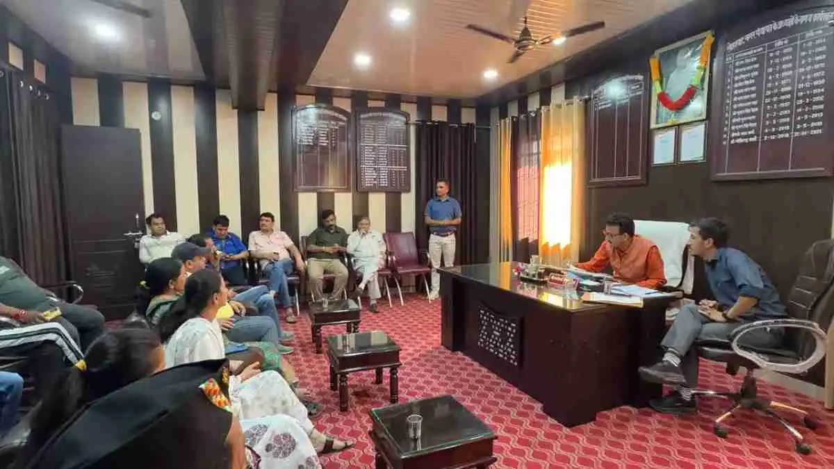 लोहाघाट:पार्किंग को लेकर पालिका और लोहाघाट विकास संघर्ष समिति के बीच बैठक यथावत रहेगी स्थिति। पालिका करेगी पार्किंग की व्यवस्था।
