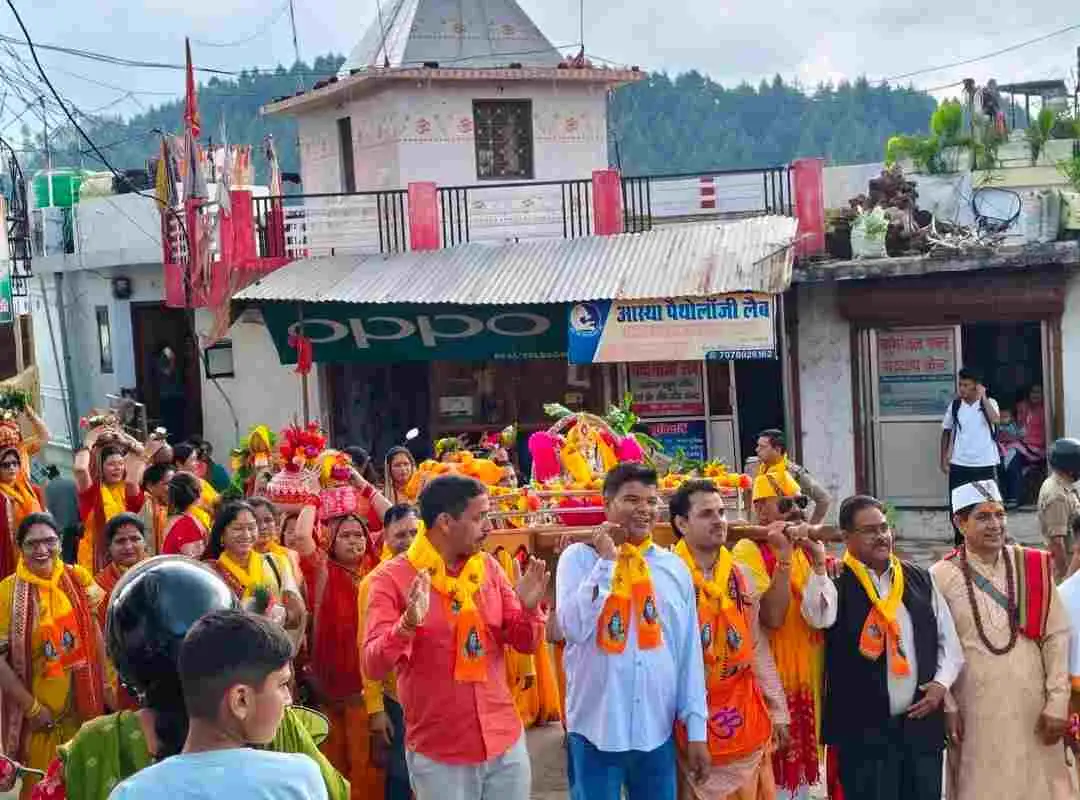 लोहाघाट:भव्य कलश यात्रा के साथ लोहाघाट में गणेश महोत्सव का शुभारंभ।
