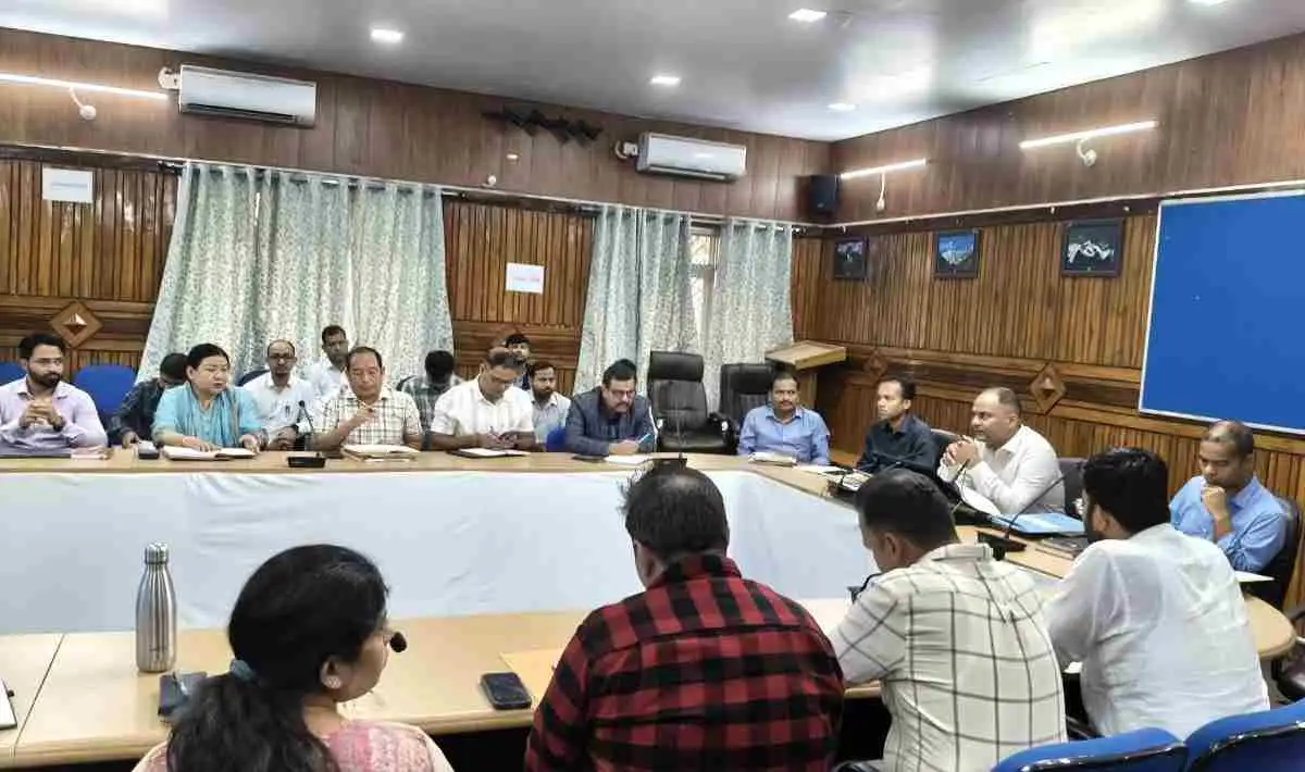 सीएम हेल्पलाइन की शिकायतों का समयबद्ध और गुणवत्तापूर्ण निस्तारण सुनिश्चित करें अधिकारी:डीएम