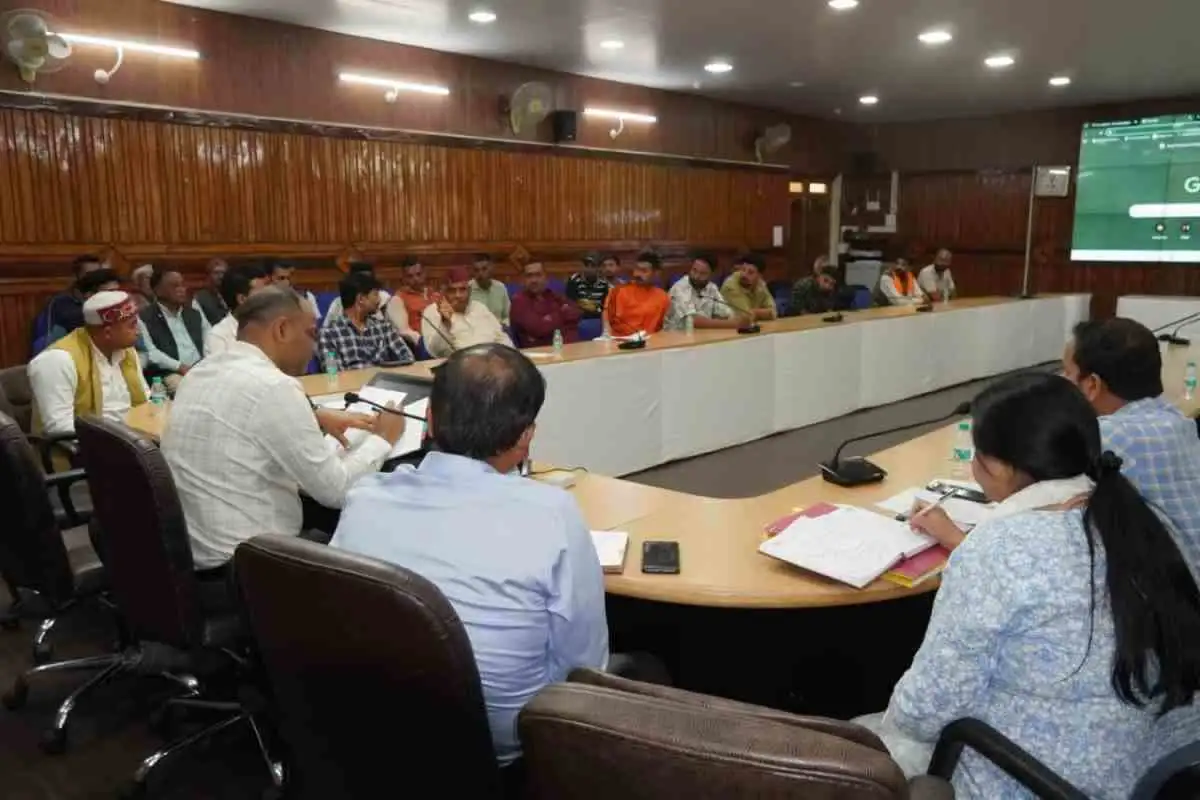 चंपावत:जिलाधिकारी ने  पशुपालकों के साथ की सकारात्मक वार्ता।भुगतान में देरी के कारणों की होगी जांच     रोस्टर बनाकर नियमित होगा डेयरी का निरीक्षण