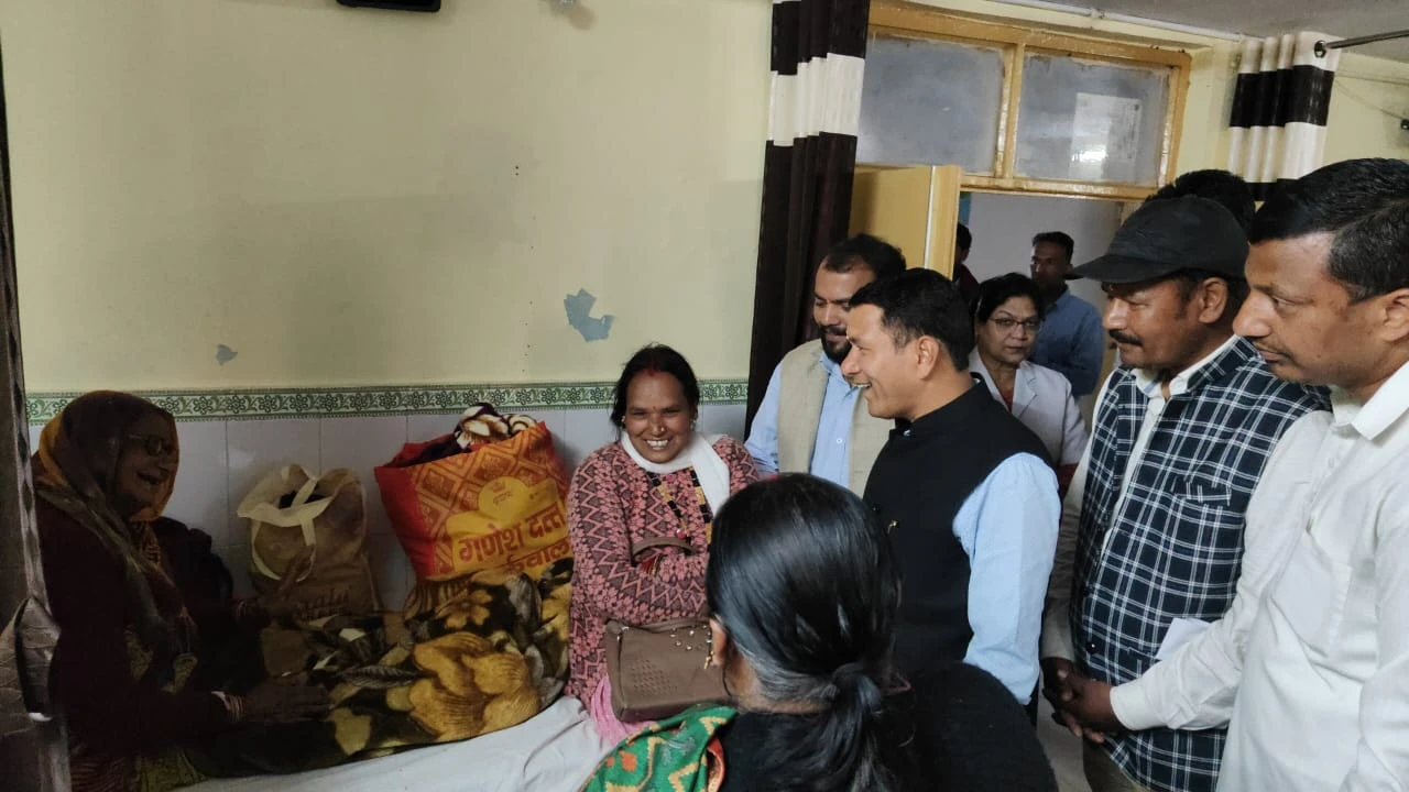 लोहाघाट:मुख्यमंत्री के दिवस अधिकारी ने लोहाघाट उप जिला चिकित्सालय का किया औचक निरीक्षण /मुख्यमंत्री  घोषणाओं की समीक्षा 