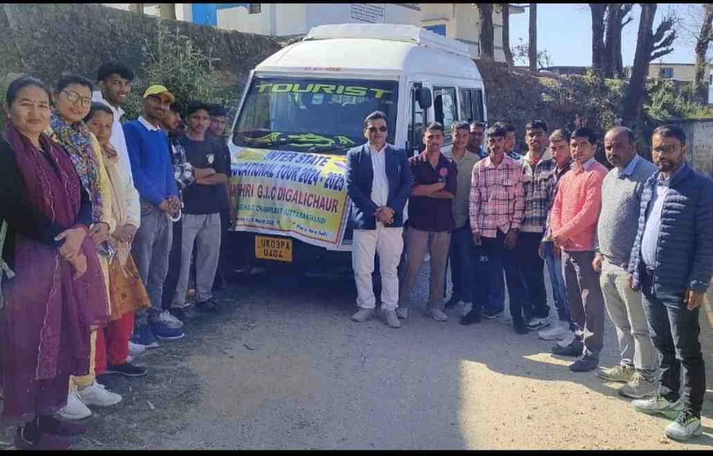 लोहाघाट:पीएम श्री रा0 इंटर कॉलेज दिगालीचौड़ के विद्यार्थियों का दल शैक्षिक भ्रमण पर दिल्ली को रवाना।