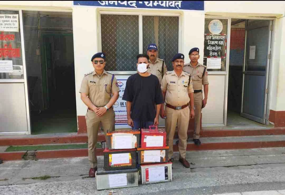 वाहनों से बैटरी चोरी करने वाला शातिर चोर गिरफ्तार चोरी की 08 बैटरियों बरामद
