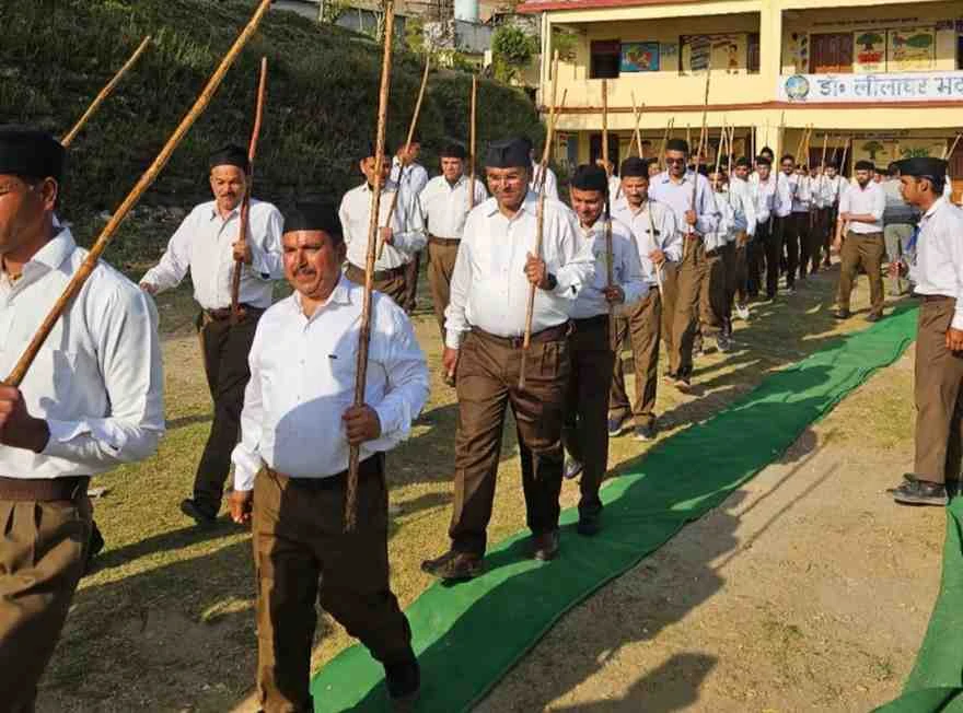 राष्ट्रीय स्वयंसेवक संघ का घोष व बिगुल के साथ पथ संचलन। लोगों ने पुष्प वर्षा कर किया स्वागत।