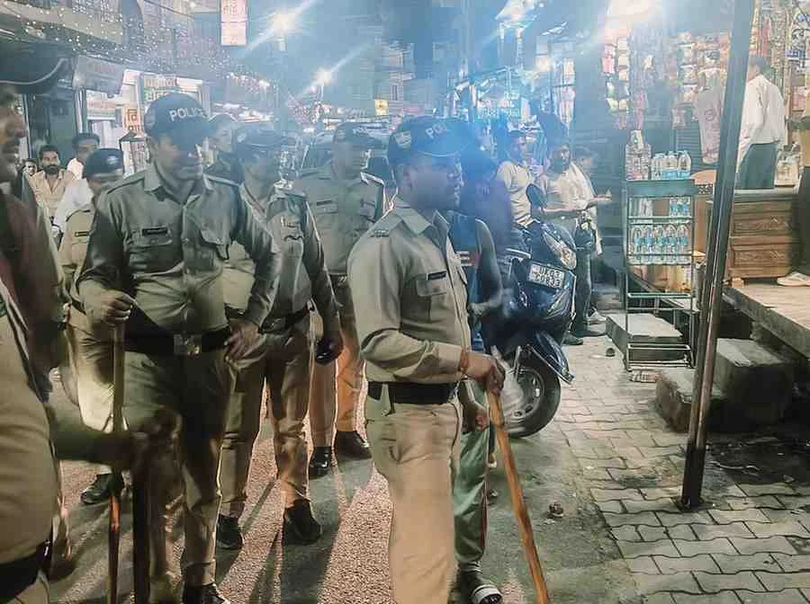 टनकपुर  पुलिस की नशा तस्करों के ठिकाने पर छापेमारी सार्वजनिक स्थानों में शराब पी रहे 15  के खिलाफ पुलिस की कार्यवाही 