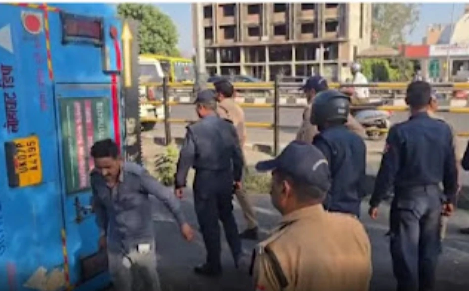 देहरादून से लोहाघाट आ रही बस हरिद्वार में दुर्घटनाग्रस्त दो गंभीर स्टेयरिंग फेल होने से हुआ हादसा 12 यात्री थे सवार।