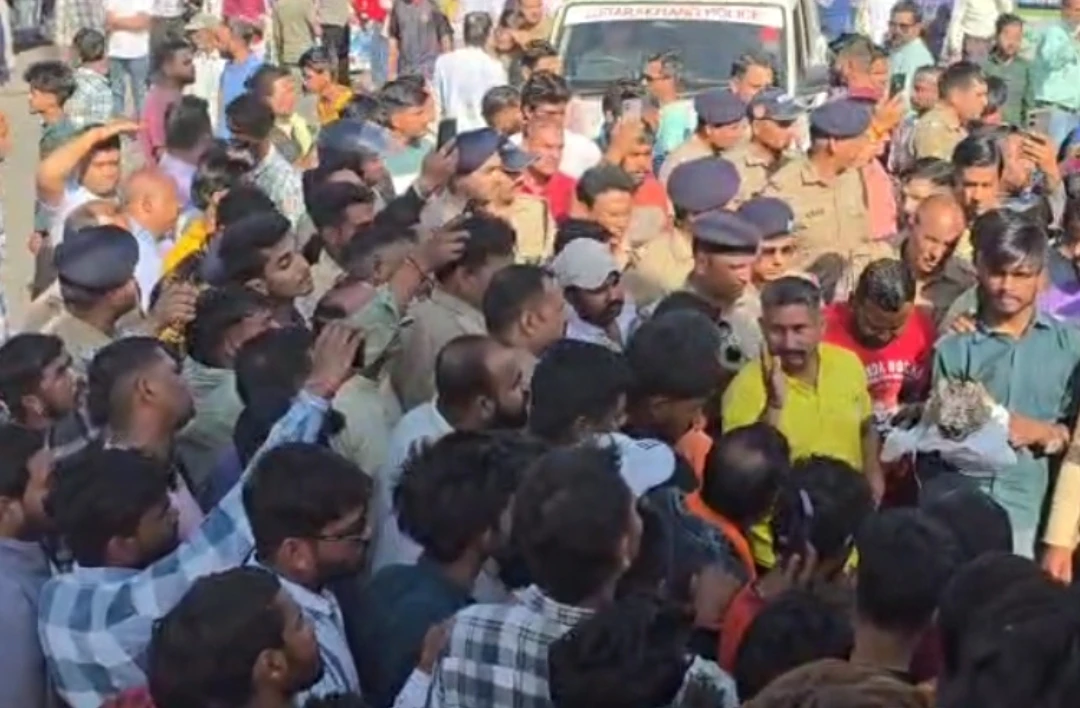 विकासनगर:नवरात्र पर भारी मात्रा में गौवंशो के अवशेष मिलने पर बजरंग दल के कार्यकर्ताओं ने काटा हंगामा