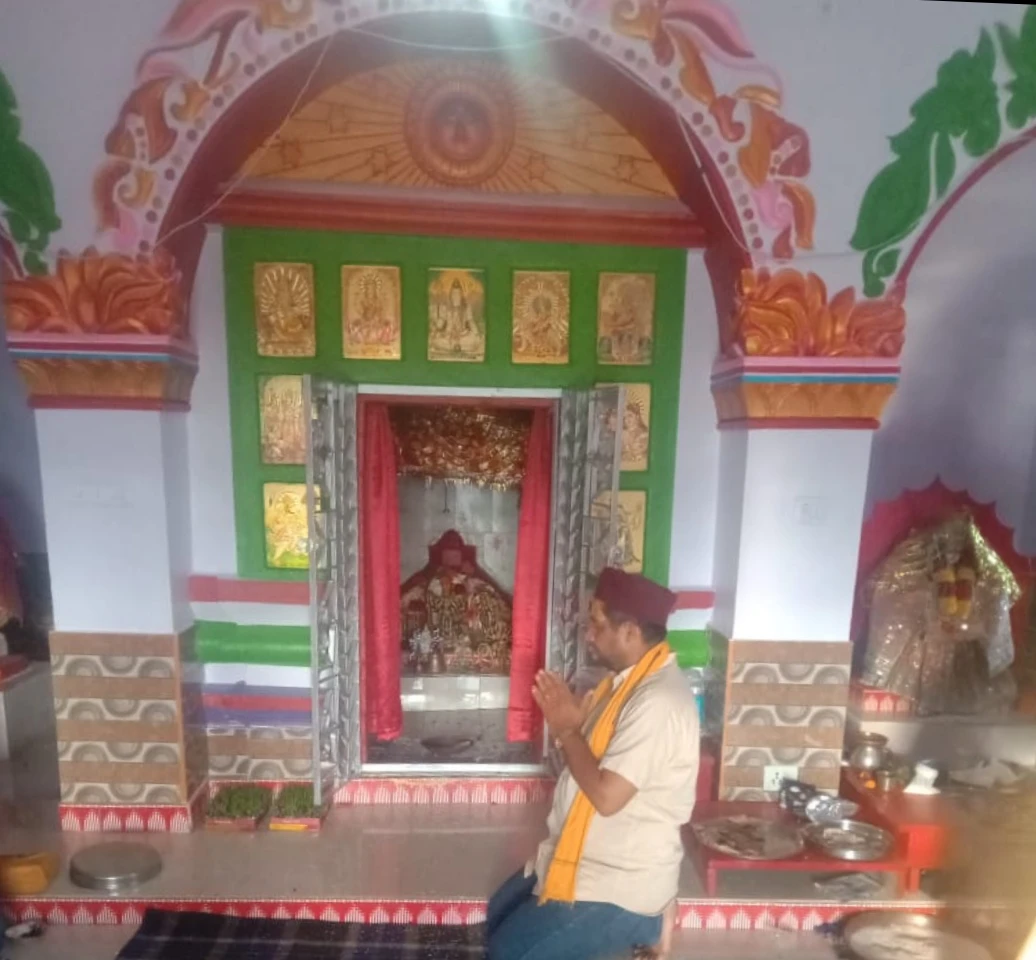 लोहाघाट:मडलक के मां वैष्णवी देवी मंदिर में भक्तों की भीड़ साल में 6 महीने खुलते हैं मंदिर के कपाट