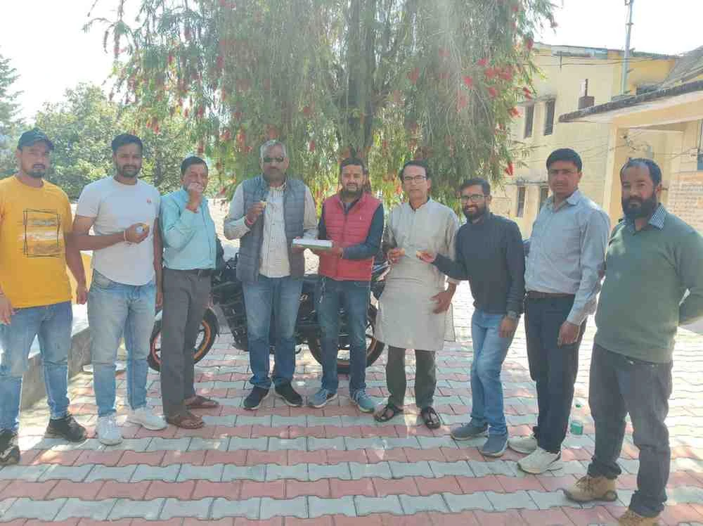 बाराकोट:श्याम नारायण पांडे के राज्य मंत्री बनने पर बाराकोट में भाजपा कार्यकर्ताओं ने बांटी मिठाइयां