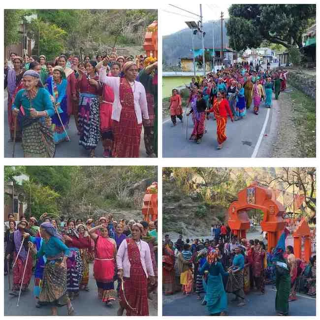 गंगोलीहाट: डूनी मे शराब की दुकान के विरोध में सड़क मे दराती लेकर उतरी महिलाएं  दुकान के काम को जबरन कराया बंद ।