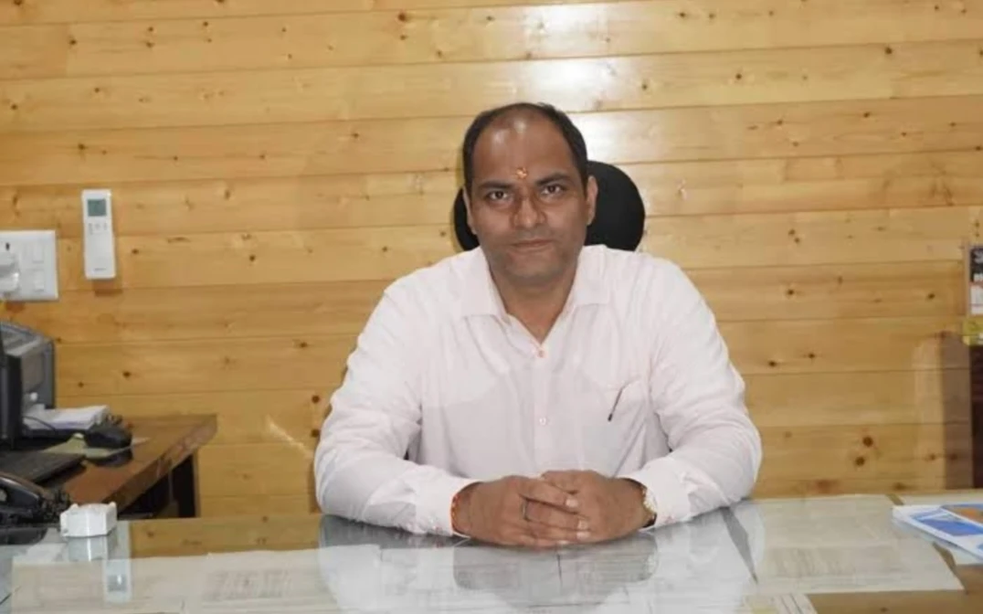 चंपावत:जनता की धड़कन बने डीएम मनीष कुमार, लोहाघाट पुल्ला मार्ग अवरोध पर तुरंत पहुँची राहत