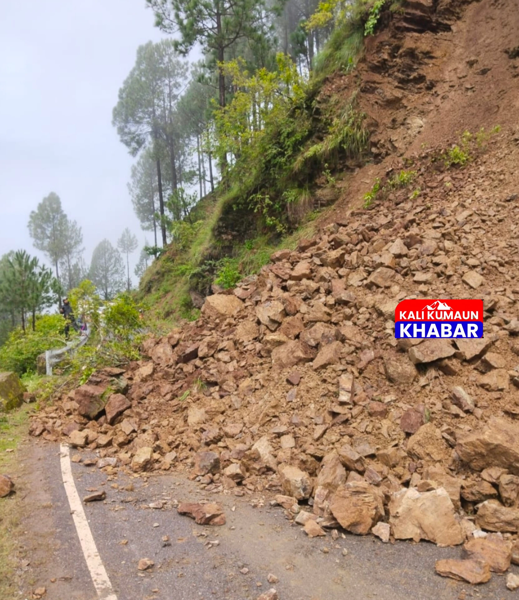 लोहाघाट:पहाड़ी से मलवा आने से बाराकोट लोहाघाट सड़क बंद कई वाहन यात्री फंसे।  लोक निर्माण विभाग की मशीने पहुंची मौके पर 