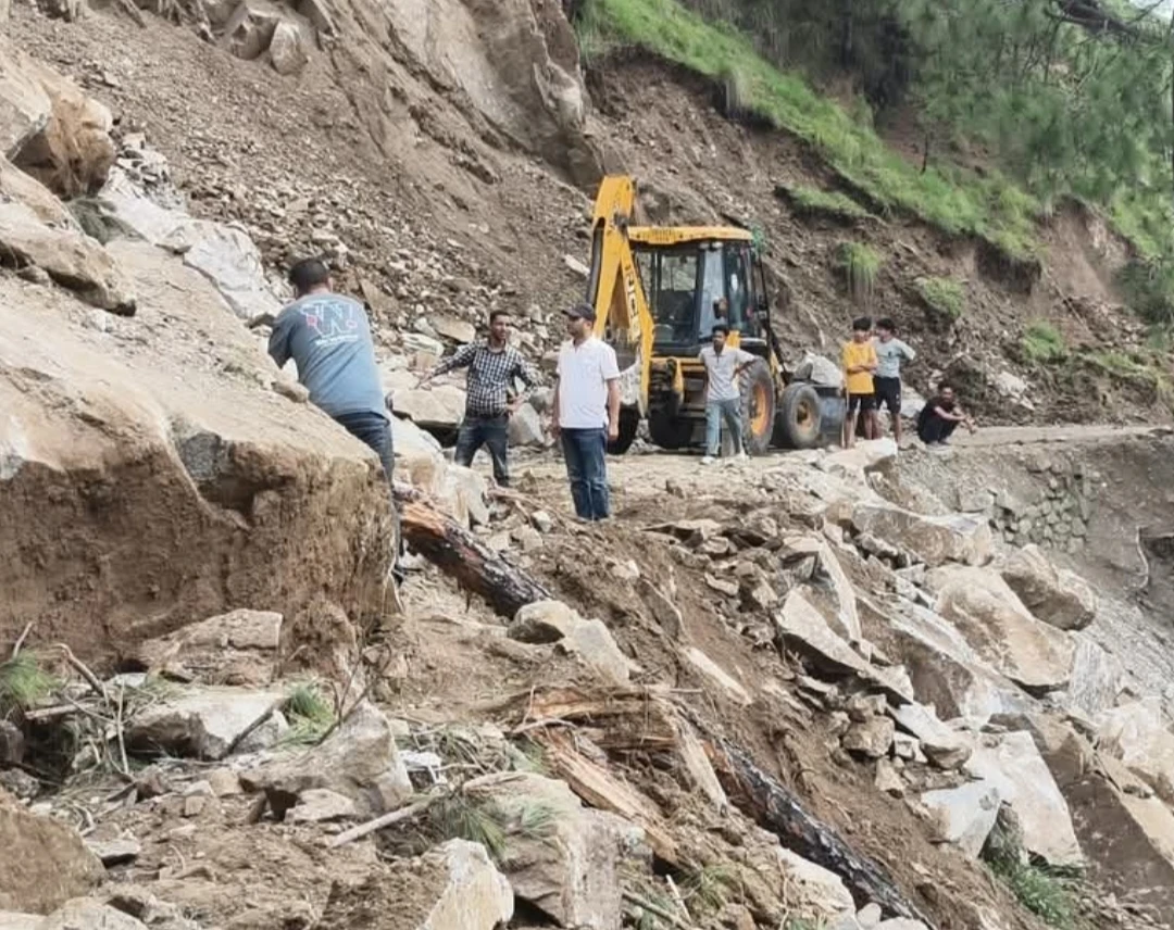 पाटी: छिल्का छीना सड़क में भारी  चट्टान गिरने से यातायात बंद। जिला पंचायत अध्यक्ष की सूचना पर मौके पर पहुंची मशीन 