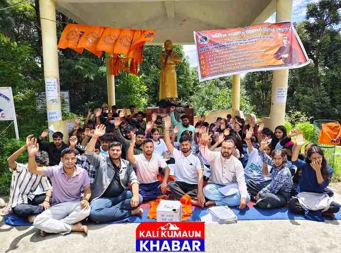 लोहाघाट:मांगों को लेकर लोहाघाट महाविद्यालय में धरने में बैठे छात्रों का स्वास्थ्य खराब प्रशासन पर लगाया अनदेखी का आरोप ।