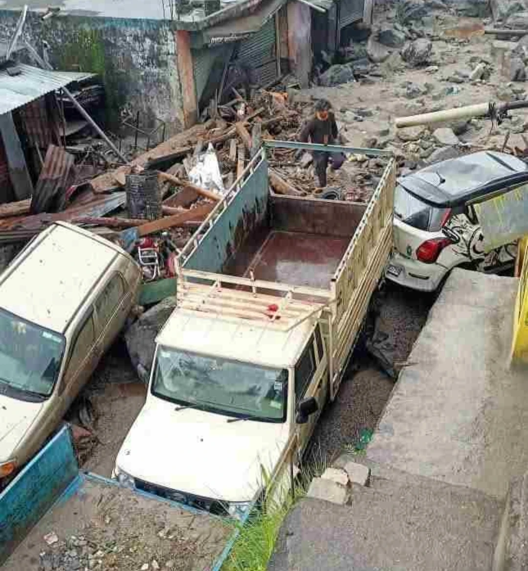 चमोली : धराली के बाद थराली में बादल फटने से तबाही कई वाहन मलबे में दबे दो लोग लापता
