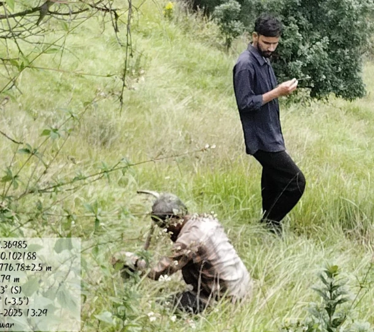 लोहाघाट:मानेश्वर खेतीगाड़ सड़क में रोड पिलर बनाने का कार्य हुआ शुरू। 