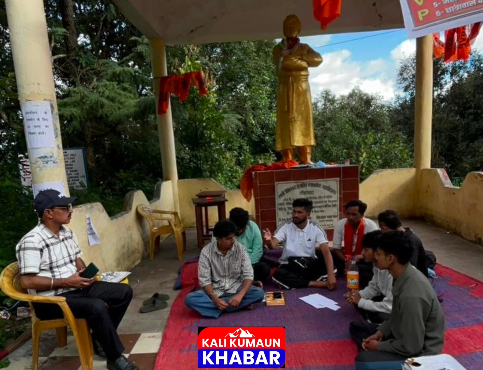 लोहाघाट महाविद्यालय में आंदोलनरत छात्र नेताओं की सुध लेने पहुंचा प्रशासन।