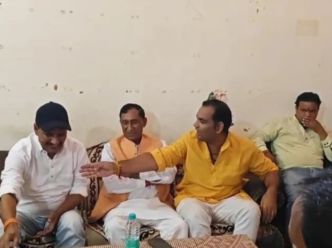 टनकपुर:दीप पाठक से मिले पूर्व भाजपा प्रदेश अध्यक्ष चुफाल व पूर्व भाजपा विधायक फर्त्याल।