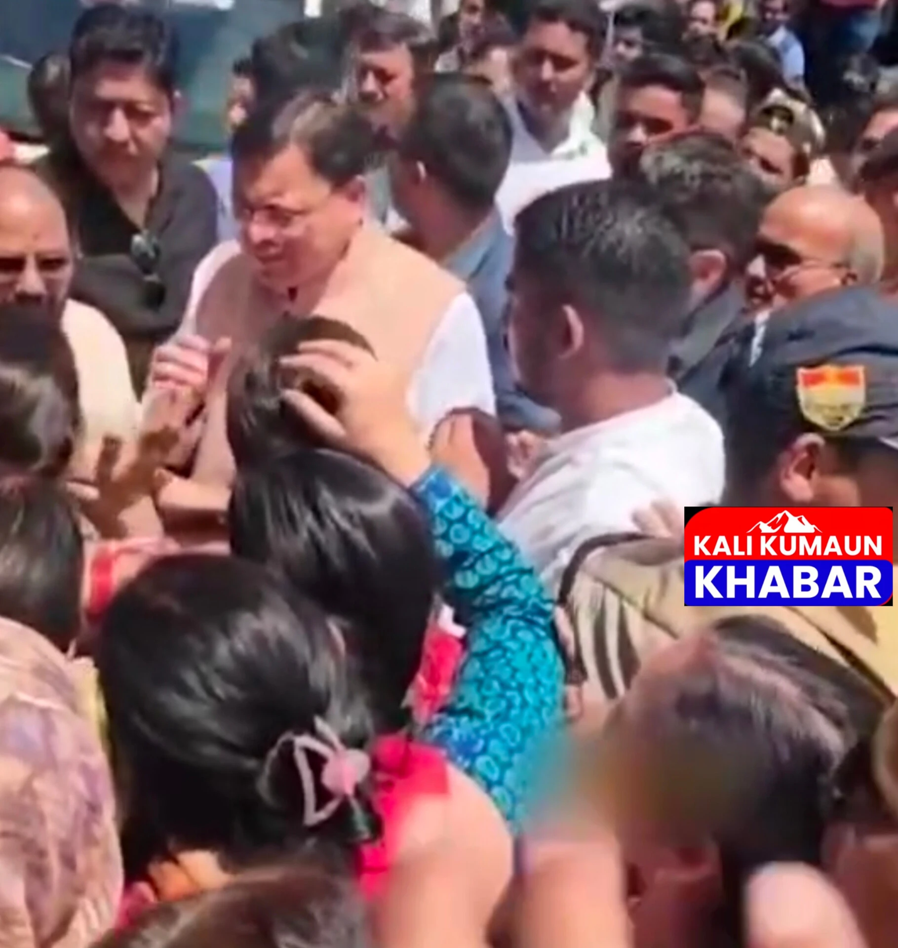 आपदा प्रभावित लोगों को देख सीएम धामी ने रुकवाया काफिला/प्रोटोकॉल तोड़ जनता के बीच पहुंचे सीएम धामी