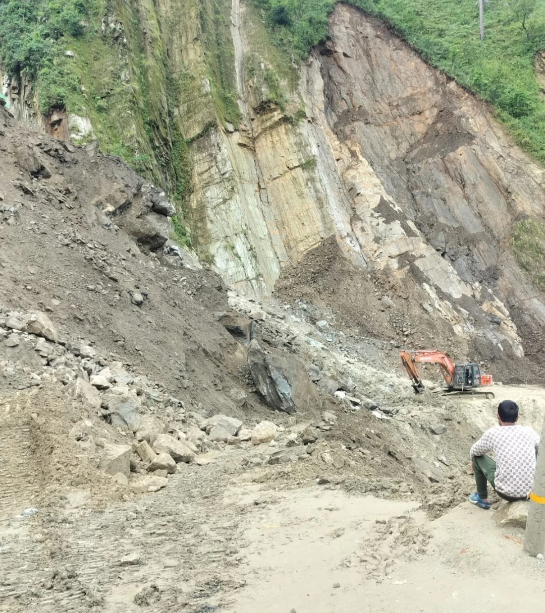 चंपावत:टनकपुर पिथौरागढ़ एनएच बंद चंपावत से पिथौरागढ़ तक की यातायात व्यवस्था चरमराई।