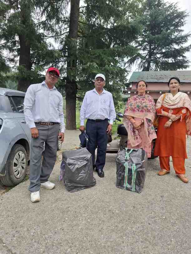 चम्पावत में उप प्रधान चुनाव के लिए मतदान पार्टियां हुई रवाना