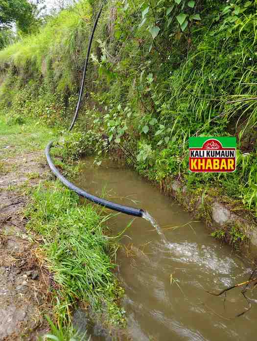 लोहाघाट:नाली में बहा देंगे जनता को नहीं देंगे पानी। महीनों से नाली में बह रहा है  जेजेएम योजना का जल।