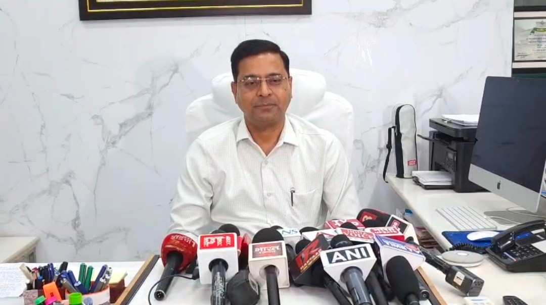 नंदा की चौकी पुल पूरी तरह सुरक्षित एप्रोच रोड धंसी जिम्मेदार अधिकारी व ठेकेदार पर होगी कार्यवाही :पंकज पांडे