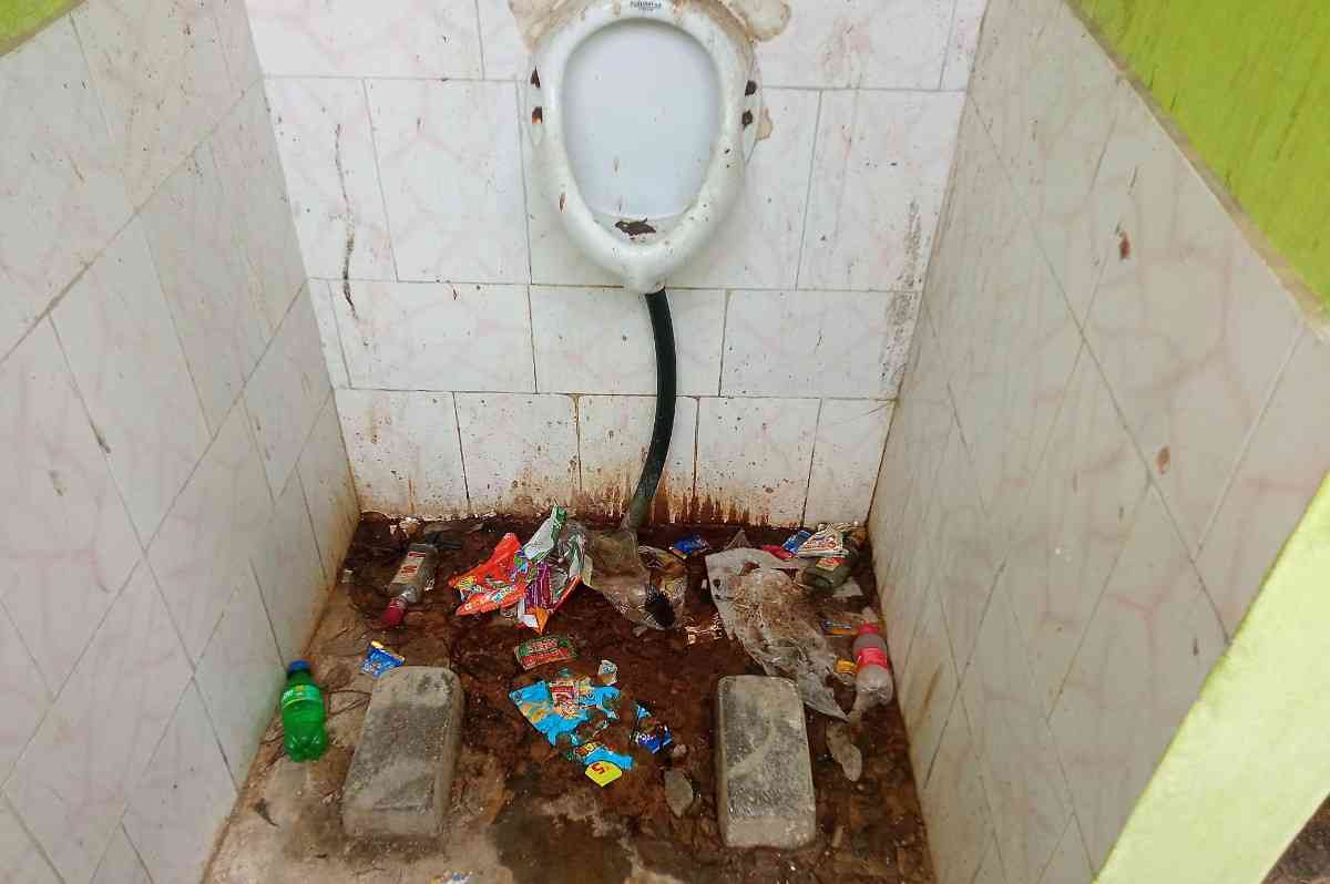 बाराकोट: पोखरी खाल खेल मैदान में बना शोचालय स्वच्छ भारत अभियान की  उड़ा रहा धज्जियां।                        