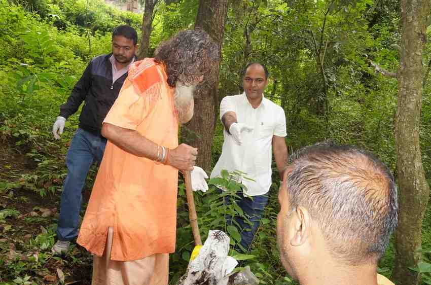 लोहाघाट:मानेश्वर मंदिर में चला व्यापक स्वच्छता अभियान, एक से डेढ़ टन प्लास्टिक कचरा किया गया एकत्रित