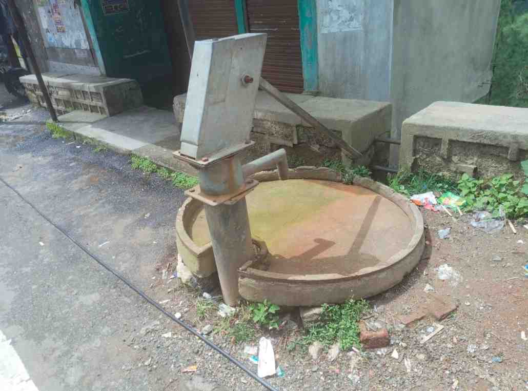 चंपावत:भिंगराड़ा बाजार में स्थापित हैण्ड पम्प हुए खराब शौचालय की हुई मांग