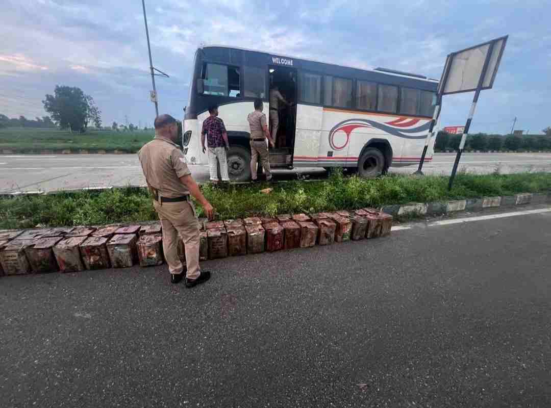 बाजपुर : टूरिस्ट बस में कर रहे थे लीसा तस्करी पुलिस ने किया भंडाफोड़ चार गिरफ्तार