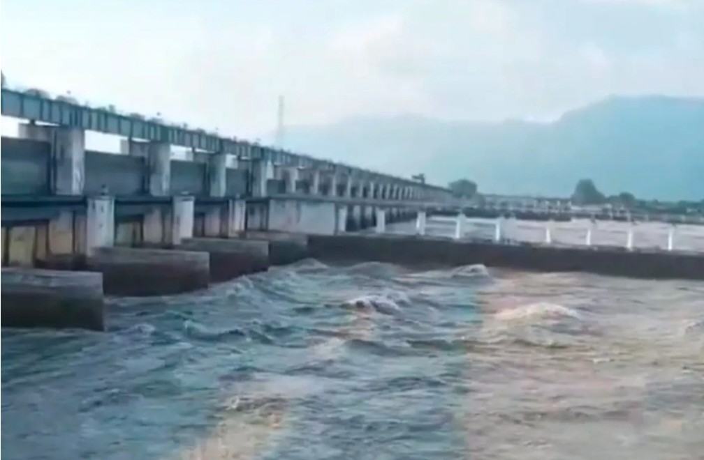बिहार:नेपाल में बाढ़ के बाद बिहार में अलर्ट गंडक बेराज के सभी 36 गेट खोले