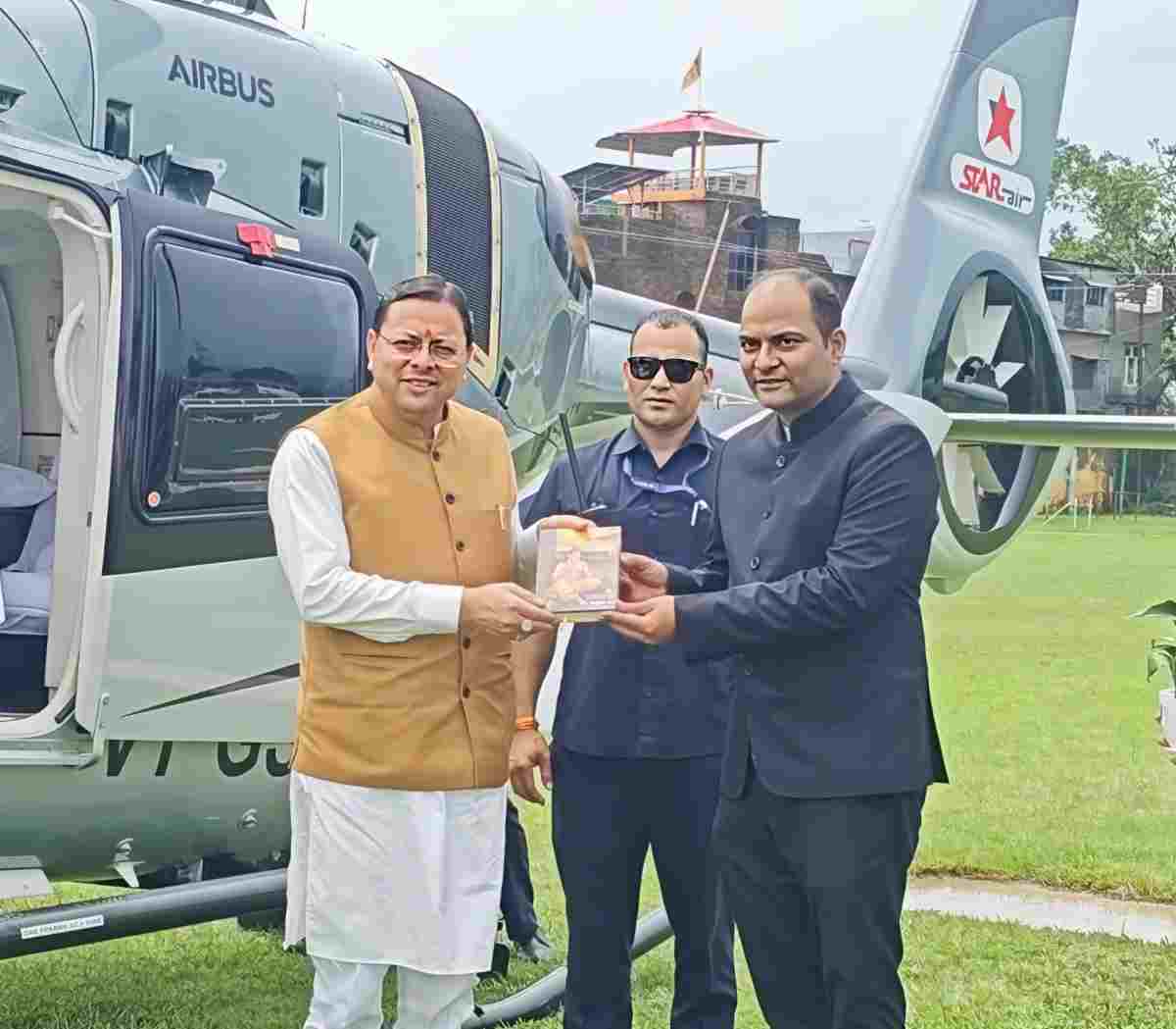 चंपावत: खराब मौसम के बावजूद धूरा पहुंचे मुख्यमंत्री धामी। सशक्त बहना उत्सव में कर रहे हैं प्रतिभाग 