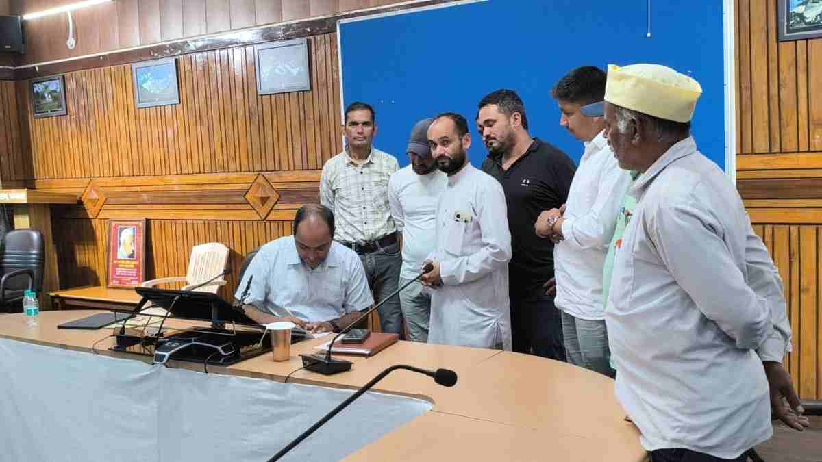 बाराकोट:विधायक प्रकरण में  बाराकोट के ग्राम प्रधानों ने जिलाधिकारी व डीपीआरओ को दिया ज्ञापन