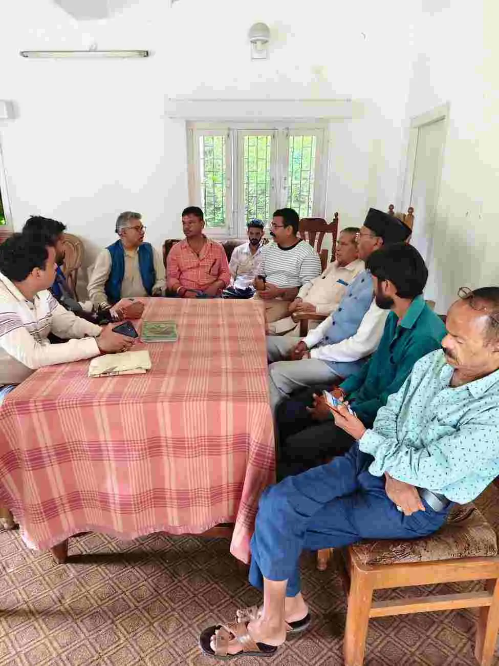 लोहाघाट:नगर की समस्याओं को लेकर लोहाघाट विकास संघर्ष समिति की मासिक बैठक पार्किंग का उठा मुद्दा।